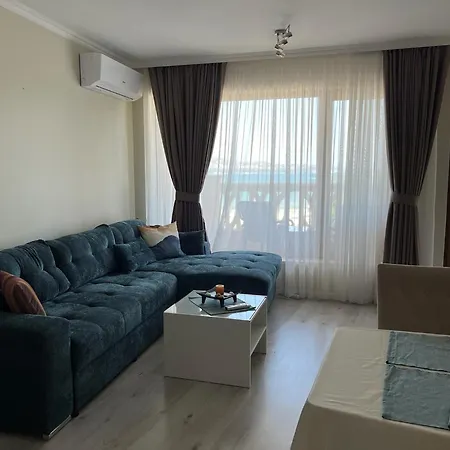 Seaside Serenity - Luxurious Beach-front With A Refreshing Pool Apartment