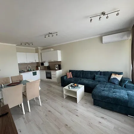 Seaside Serenity - Luxurious Beach-front With A Refreshing Pool Apartment Varna